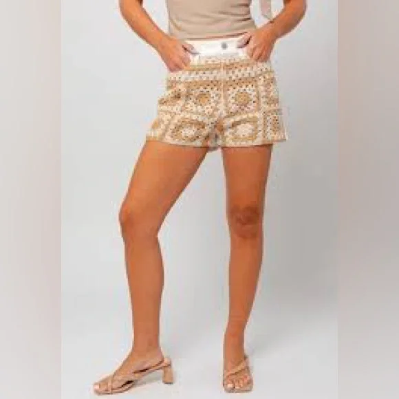 Le Liz Boutique Crochet Front White Denim Shorts NEW! - Picture 2 of 12